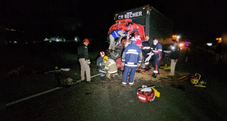 Uma colisão traseira envolvendo dois caminhões deixou um motorista em estado grave