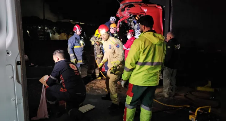 Uma colisão traseira envolvendo dois caminhões deixou um motorista em estado grave