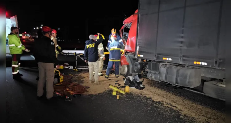 Uma colisão traseira envolvendo dois caminhões deixou um motorista em estado grave