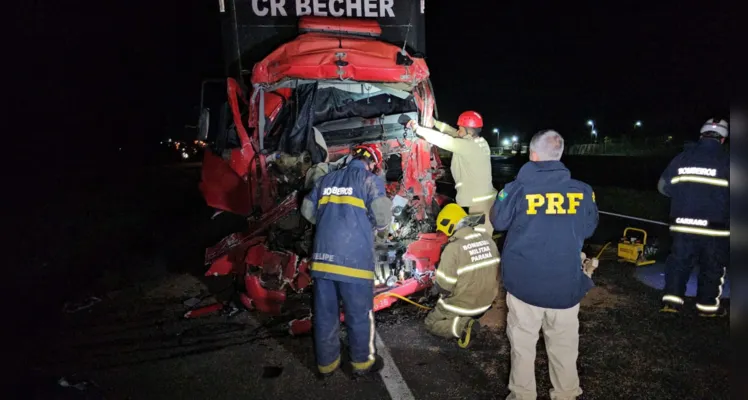 Uma colisão traseira envolvendo dois caminhões deixou um motorista em estado grave