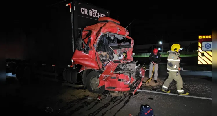 Uma colisão traseira envolvendo dois caminhões deixou um motorista em estado grave