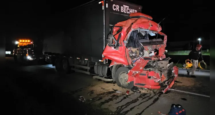 Uma colisão traseira envolvendo dois caminhões deixou um motorista em estado grave