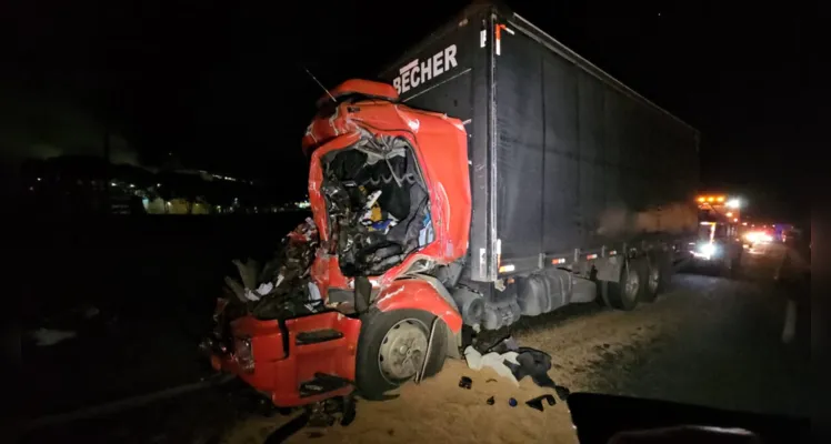 Uma colisão traseira envolvendo dois caminhões deixou um motorista em estado grave