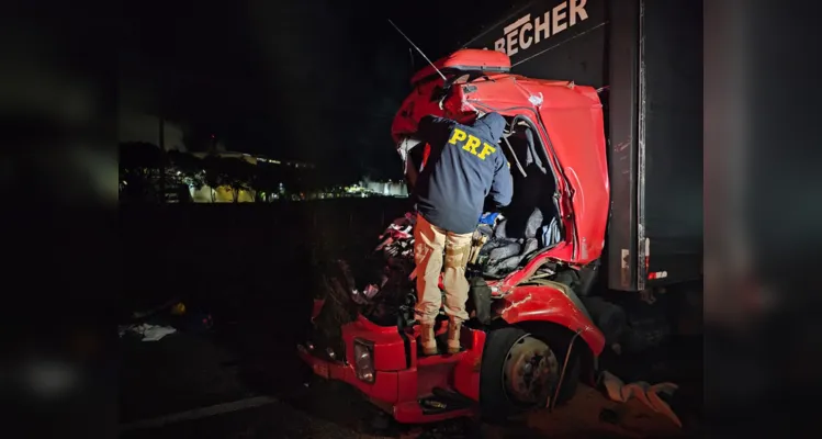 Uma colisão traseira envolvendo dois caminhões deixou um motorista em estado grave