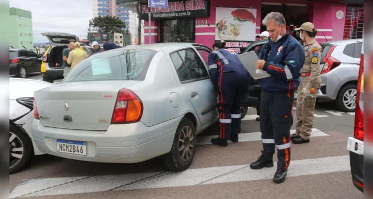 Um acidente de trânsito na manhã deste sábado (14) envolveu dois veículos no Centro de Ponta Grossa