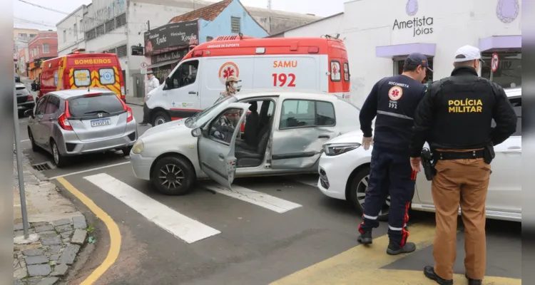 Um acidente de trânsito na manhã deste sábado (14) envolveu dois veículos no Centro de Ponta Grossa
