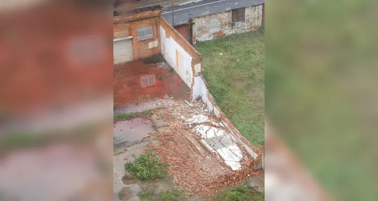 Vento forte e chuvas deixaram estragos em imóveis na Nova Rússia, próximo ao Cemitério Municipal 
