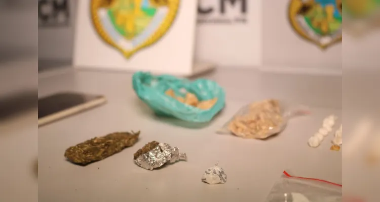 Homem portava uma sacola, na qual teria sido encontrado 120 invólucros de crack, três invólucros de cocaína, dois invólucros de maconha e um aparelho celular