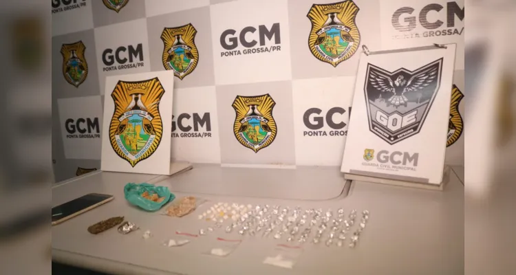 Homem portava uma sacola, na qual teria sido encontrado 120 invólucros de crack, três invólucros de cocaína, dois invólucros de maconha e um aparelho celular