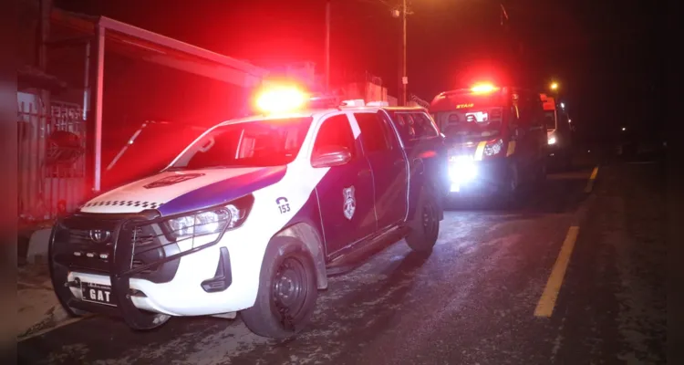 Um homem foi esfaqueado por volta das 23h30 desta quinta-feira (05), no Jardim Guarujá, em Ponta Grossa