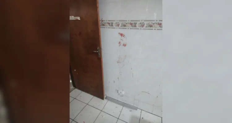 Um homem de posse de uma faca estaria transtornado e destruindo uma residência