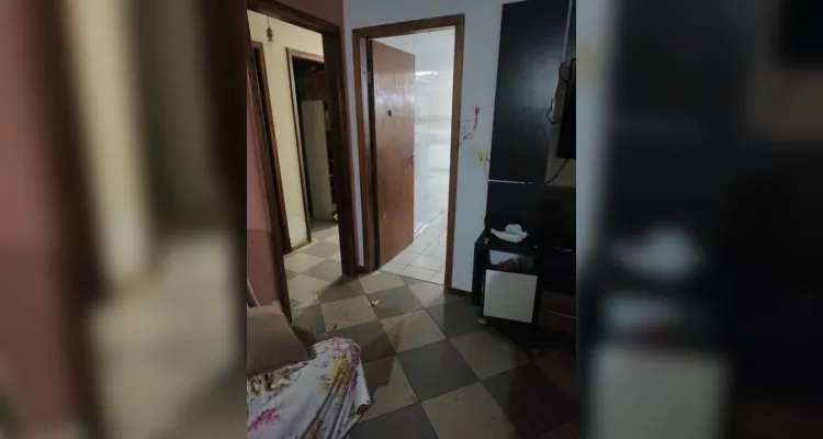 Um homem de posse de uma faca estaria transtornado e destruindo uma residência