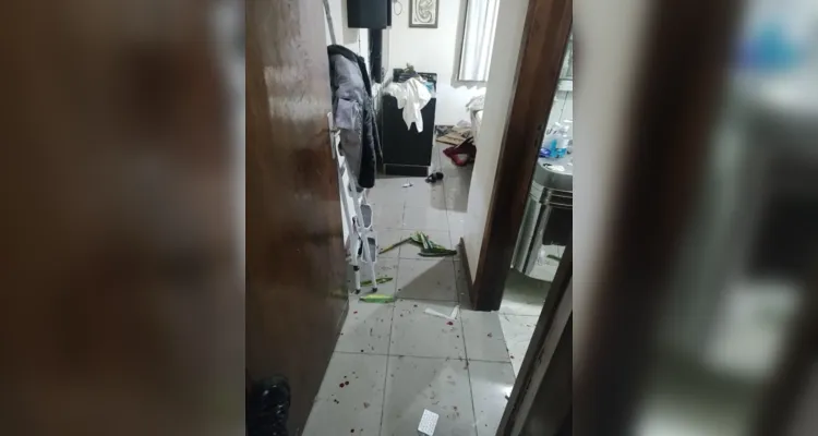 Um homem de posse de uma faca estaria transtornado e destruindo uma residência