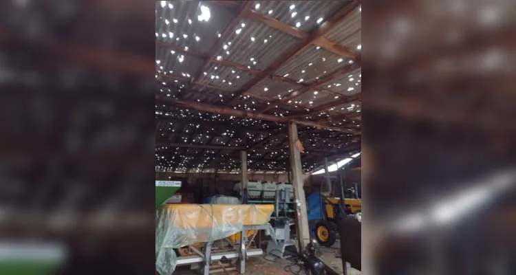 Uma forte chuva de granizo seguido de temporais atingiu toda a região na madrugada desta quarta-feira (04)