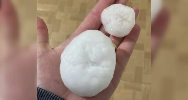 Uma forte chuva de granizo seguido de temporais atingiu toda a região na madrugada desta quarta-feira (04)