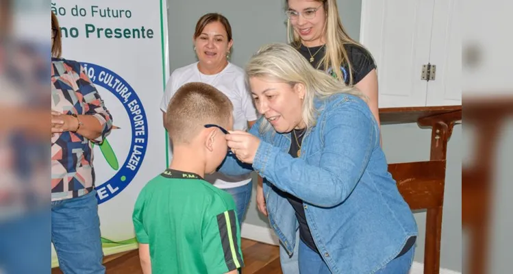 Na quinta-feira (6), na Casa da Cultura, mais alunos da rede municipal de ensino  receberam os acessórios