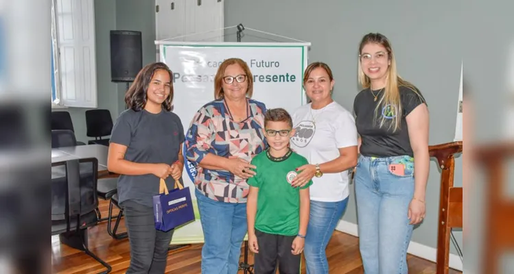 Na quinta-feira (6), na Casa da Cultura, mais alunos da rede municipal de ensino  receberam os acessórios