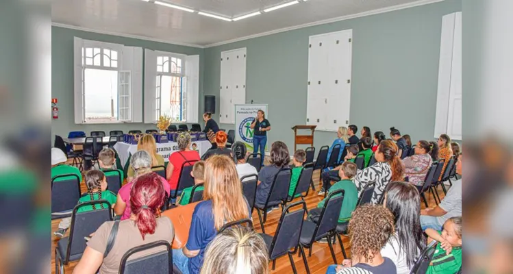 Na quinta-feira (6), na Casa da Cultura, mais alunos da rede municipal de ensino  receberam os acessórios