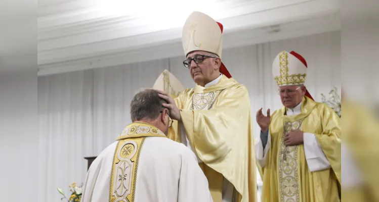Dom Sergio impondo as mãos sobre o, agora, colega de episcopado