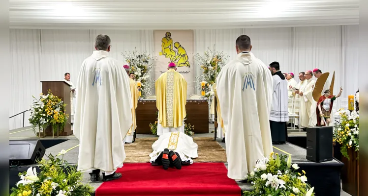  Logo após o propósito do eleito, o novo bispo ouve a ladainha deitado, aos pés do altar