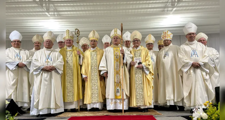 Dom Odair e os bispos presentes na celebração
