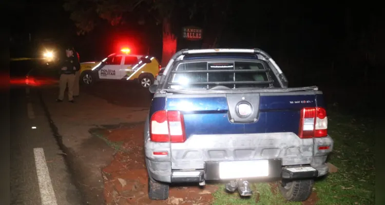 A Polícia Militar (PM) foi acionada e conseguiu localizar o Fiat/Strada às margens da PR-151, próximo ao Contorno Leste, sentido Carambeí