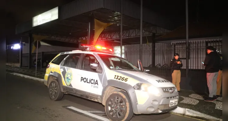 Quatro homens invadiram uma loja de veículos em Ponta Grossa, na noite desta sexta-feira (13)