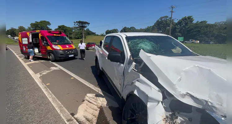 Carros colidem na Souza Naves e quatro pessoas ficam feridas