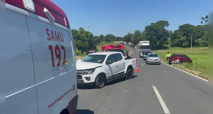 Carros colidem na Souza Naves e quatro pessoas ficam feridas