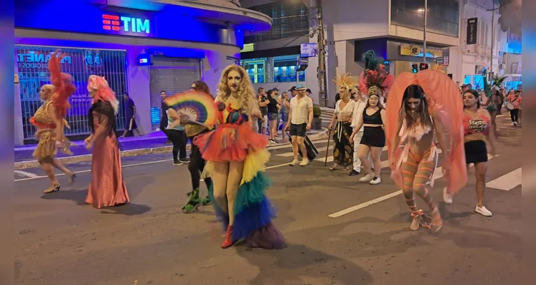 Desfile das campeãs agitou a noite em PG |