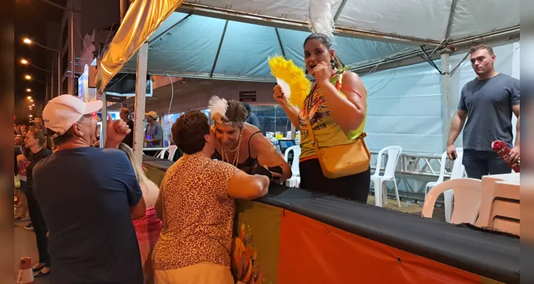 Desfile das campeãs agitou a noite em PG |