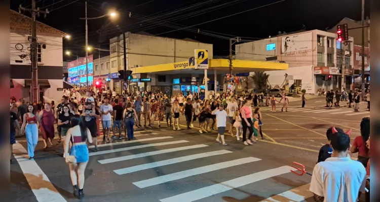 Desfile das campeãs agitou a noite em PG |