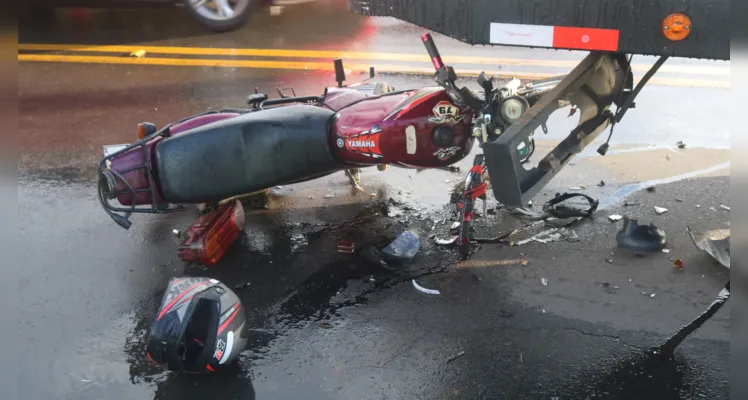 Motociclista colide em traseira de caminhão guincho |