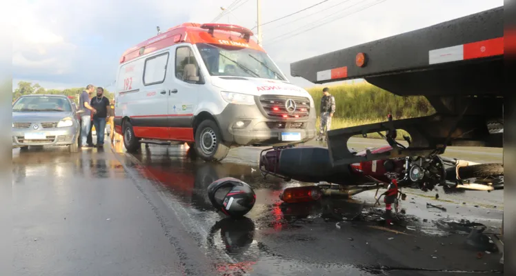 Motociclista colide em traseira de caminhão guincho |