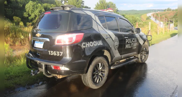 Motociclista colide em traseira de caminhão guincho |