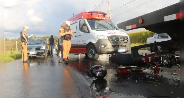 Motociclista colide em traseira de caminhão guincho |