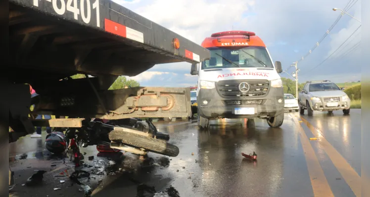 Motociclista colide em traseira de caminhão guincho |