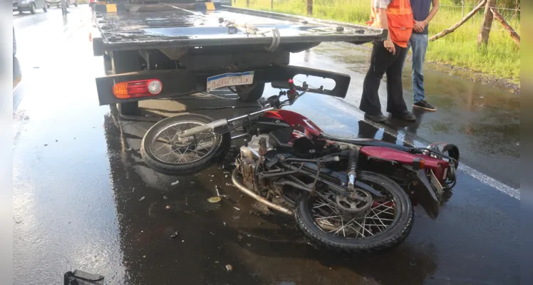 Motociclista colide em traseira de caminhão guincho |