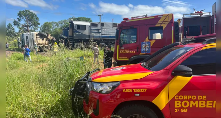 Caminhão e trem batem, pegam fogo e fecham estrada em PG