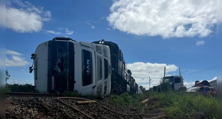 Caminhão e trem batem na Bocaina