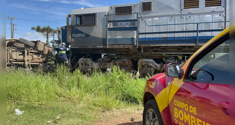 Caminhão e trem batem, pegam fogo e fecham estrada em PG