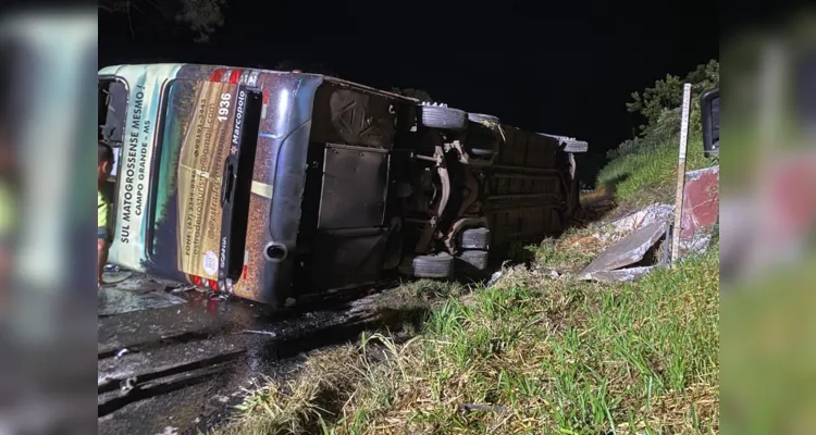 Acidente com ônibus em Imbaú deixa 31 feridos e um morto