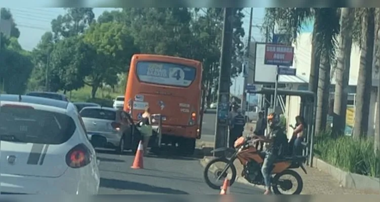 Carro bate em ônibus da VCG em frente à UPA Santa Paula