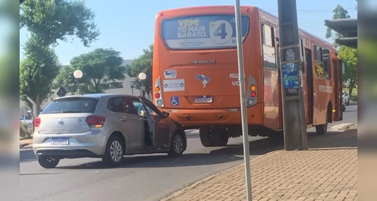 Carro bate em ônibus da VCG em frente à UPA Santa Paula