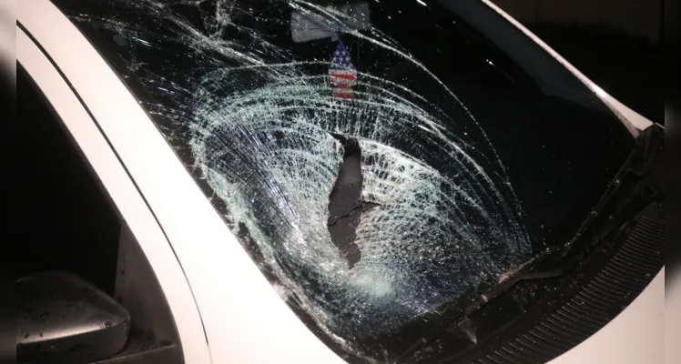 Vidro do carro também quebrou após o acidente de trânsito.