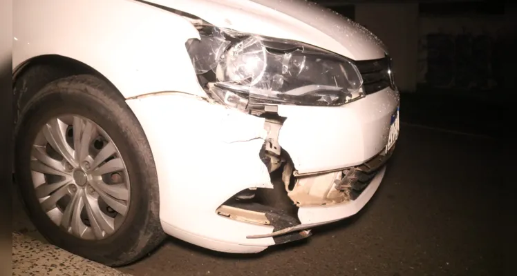 Veículo Gol teve a parte da frente danificada com a colisão.