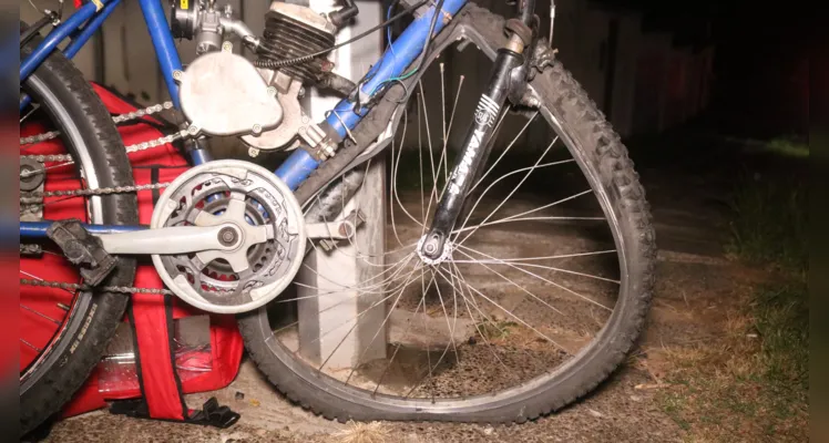 Parte da bicicleta motorizada ficou destruída com a colisão.