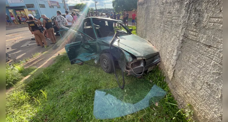 Parte da frente da Ford Pampa ficou danificada.