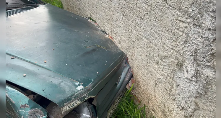 Ford Pampa atingiu o muro de um imóvel, em Ponta Grossa.