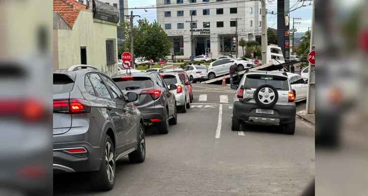 Caminhão guincho foi acionado para auxiliar na retirada dos veículos.